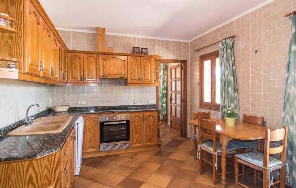 Kitchen dining corner with traditional cabinetry
